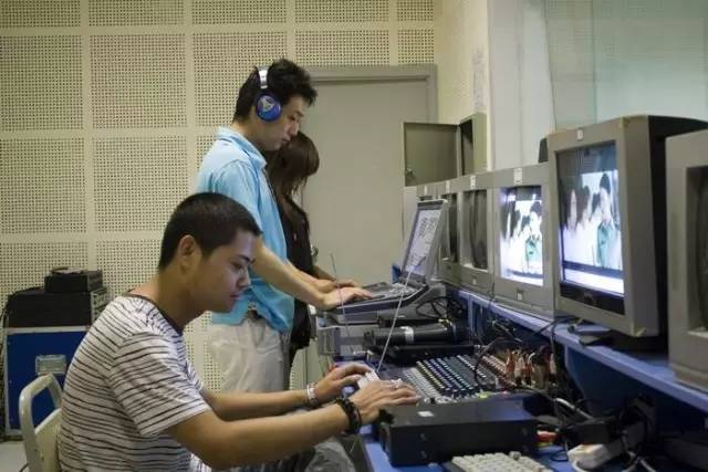 女生学广播电视学专业，优势与挑战并存