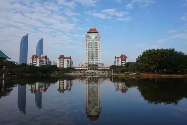 厦门大学，既是21世纪工程的璀璨明珠，也是国家首批建设的九八五高校之一